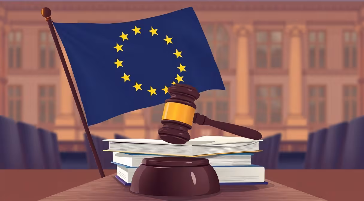 Súdne kladivo na dokumentoch s vlajkou EÚ a pozadím parlamentu, ilustrácia európskej insolvenčnej smernice.