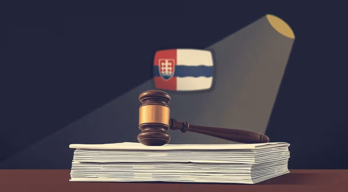 Kládivo na zákone o Slovenskej televízii so symbolom STV v pozadí