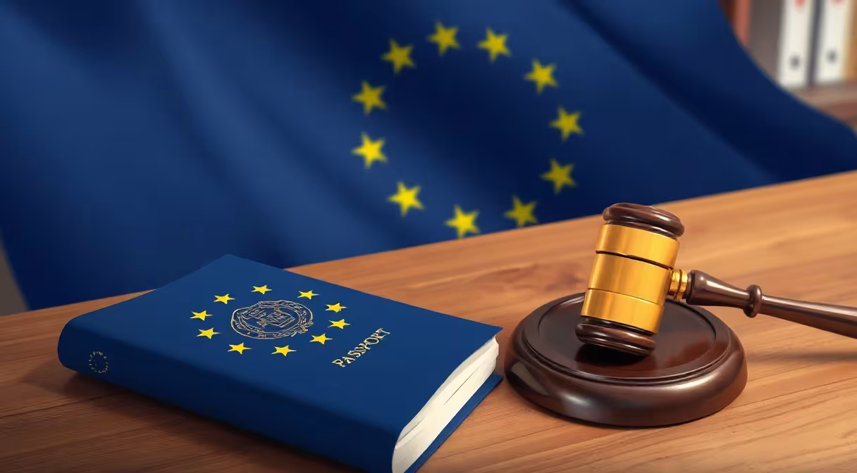 Súdne kladivo, pas a mapa Európy symbolizujúce novelu zákona o pobyte cudzincov.