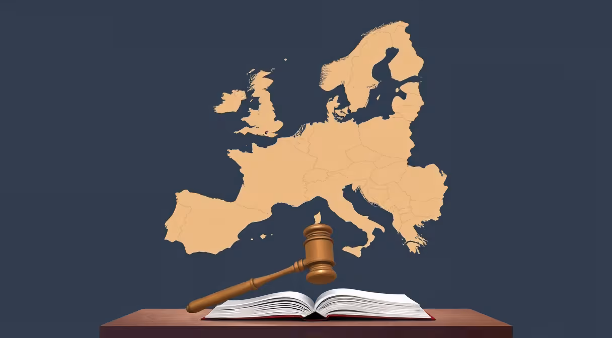 Mapa Európy s ikonami pacientov a šípkami cez hranice, kladivo a kniha zákonov na stole.