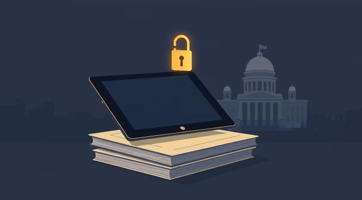 Tablet s ikonou kladivka nad dokumentami a zámok symbolizujúci elektronickú verejnú moc a e-Government.