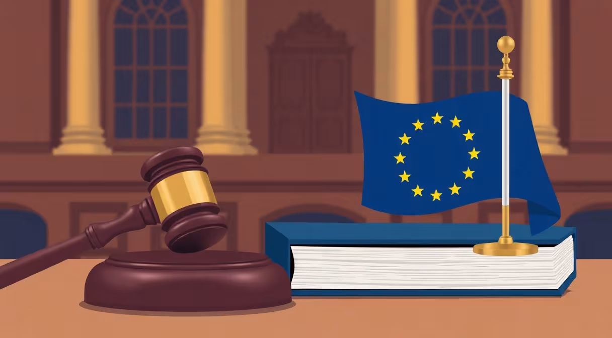 Gavel s dokumentmi EÚ symbolizujúci právnu úpravu štátnej podpory.