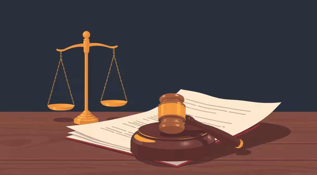 Gavel na dokumente s váhami spravodlivosti v pozadí na drevenom stole, ilustrujúci novelu zákona o hospodárskej súťaži.