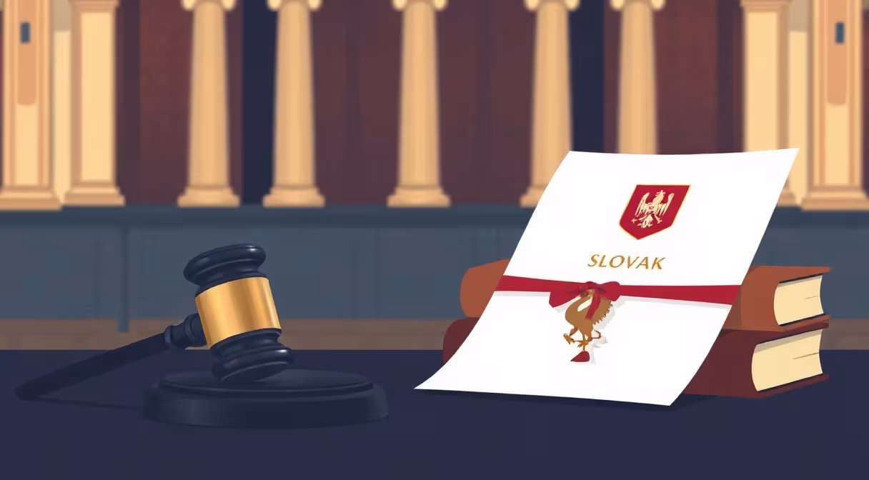 Gavel a knihy zákonov na stole s erbom Slovenska v pozadí súdnej siene.